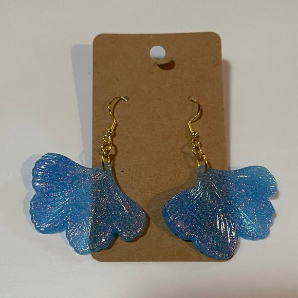 Handmade epoxy resin flower dangle earrings - Light blue glitter rosegold flecks - Picture 1 of 4